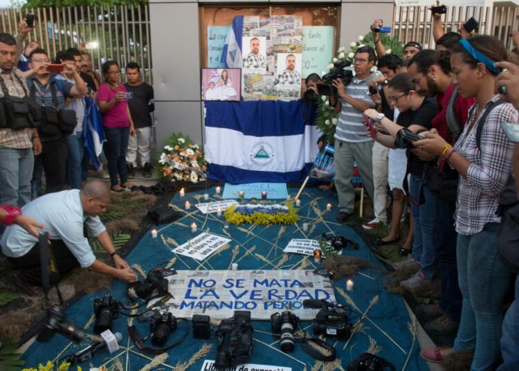 ”Totuutta ei voi tappaa surmaamalla toimittajia”, journalistit julistivat Nicaraguan pääkaupungissa Managuassa, jossa muistettiin huhtikuussa työtehtävissä ammuttua toimittaja  Ángel Gahonaa.