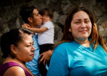 Katy Rodriguez, takanaan miehensä ja poikansa, perheen yhdistymisen jälkeen. Neljän kuukauden eron jälkeen jälleennäkeminen oli riemukas ja kiire kotiin kova.