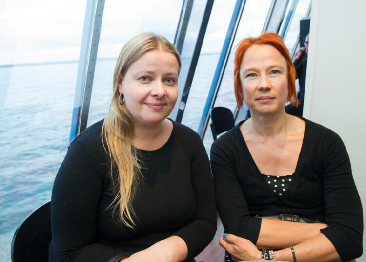 Anniina Ojajärvi ja Kirsi Vekurinmäki innostuivat työväenlauluista.