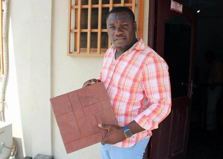 Ghanalaisen Nelson Boatengin johtama yritys valmistaa katukäytävien laattoja hiekan ja jätemuovin sekoituksesta