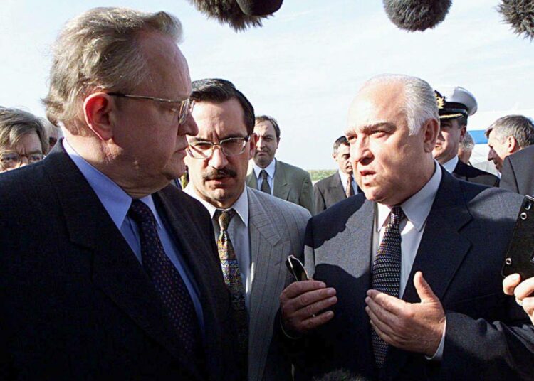 Martti Ahtisaari ja Viktor Tšernomyrdin Belgradin lentokentällä 2.6.1999.