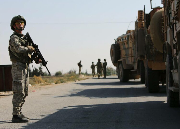Turkin joukkoja syyrialaisessa Tal Abiadin rajakaupungissa.