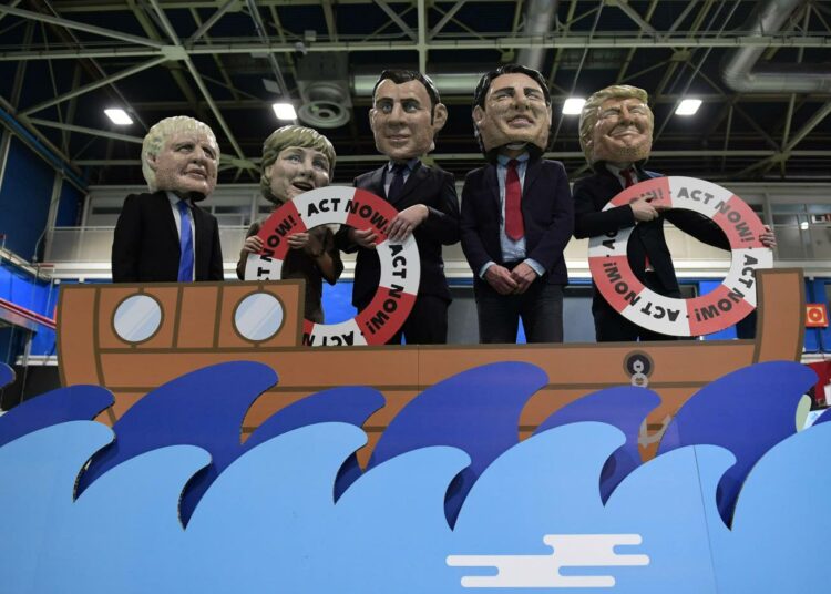 Britannian Boris Johnsonia, Saksan Angela Merkeliä, Ranskan Emmanuel Macronia, Kanadan Justin Trudeauta ja Yhdysvaltain Donald Trumpia esittävät näyttelijät ”Oxfam Big Heads” -tapahtumassa Madridin kokouspaikalla.