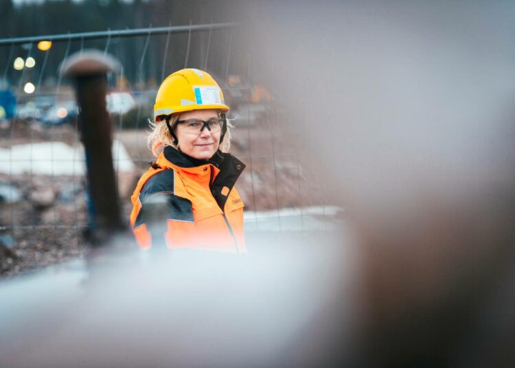 Toimitsija Johanna Elonen tapaa rakennusliiton jäseniä päivittäin.