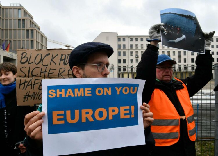 Mielenosoittajat Berliinissä maanantaina 9.3. kehottivat Eurooppaa häpeämään turvapaikkapolitiikkaansa.