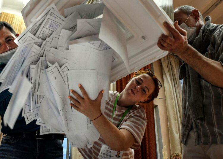 Ääntenlaskijat ottivat äänestysliput uurnasta Moskovassa keskiviikkona.