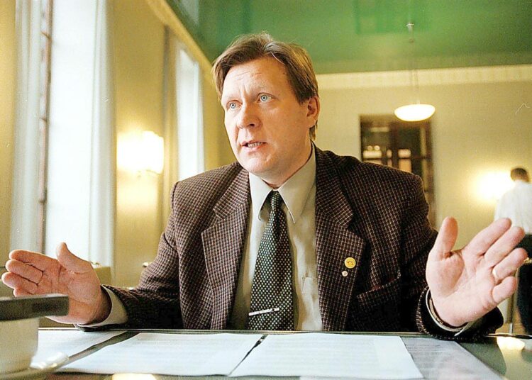 Matti Huutola nousi varapaikalta eduskuntaan vuonna 1998 Asko Apukan tilalle. Putoaminen vuoden 2003 vaaleissa oli kova paikka.