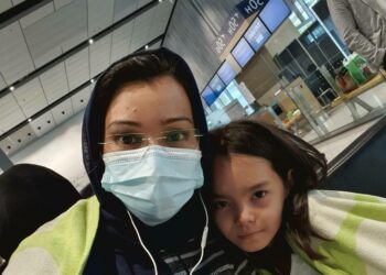 Marzia Gholami ja Nargis-tytär juuri Suomeen saapuneina Helsinki-Vantaan lentokentällä.