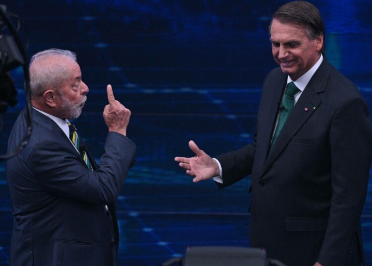 Lula da Silva (vas.) ja Jair Bolsonaro kohtasivat televisioväittelyssä ensimmäisen kierroksen jälkeen. Mielipidemittauksissa Lula johtaa Bolsonaroa.