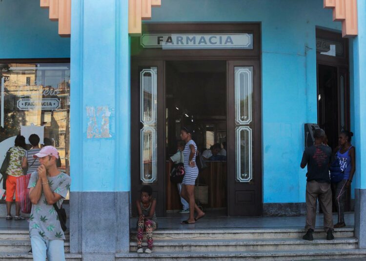 Apteekissa asiointi vetää kuubalaiset mietteliäiksi, sillä tarvittavia lääkkeitä ei usein ole saatavilla. Kuvan apteekki sijaitsee La Playan alueella Havannassa.