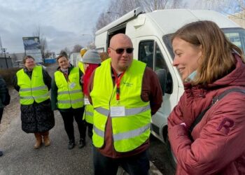 Li Andersson keskustelee pääluottamusmies Paavo Niskasen kanssa Vantaalla.