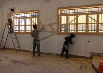 Yhteisö kunnostaa pommituksissa vaurioitunutta koulua Syyrian Saqibin kaupungissa, Idlibin eteläpuolella.