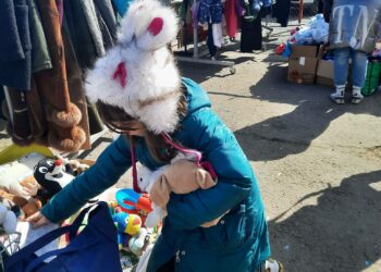 Arkistokuvassa tyttö etsii leluja pakolaisille jätettyjen lahjojen joukosta sodan runtelemasta Ukrainassa. Tilastot osoittavat äitiyskuolleisuuden ja raskauden komplikaatioiden jyrkän nousun, mikä pahentaa Ukrainan väestökriisiä ja luo pitkäaikaisia seurauksia yhteiskunnalle.