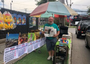 Juan Carlos Bascuñán Vega, 63, myyntipisteellään Santiagossa. Kolmen vuosikymmenen aikana hän myi sunnuntaisin jopa 150 El Mercurio -lehteä, mutta nyt määrä on laskenut noin 50:een.