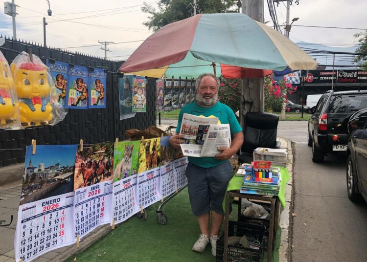 Juan Carlos Bascuñán Vega, 63, myyntipisteellään Santiagossa. Kolmen vuosikymmenen aikana hän myi sunnuntaisin jopa 150 El Mercurio -lehteä, mutta nyt määrä on laskenut noin 50:een.