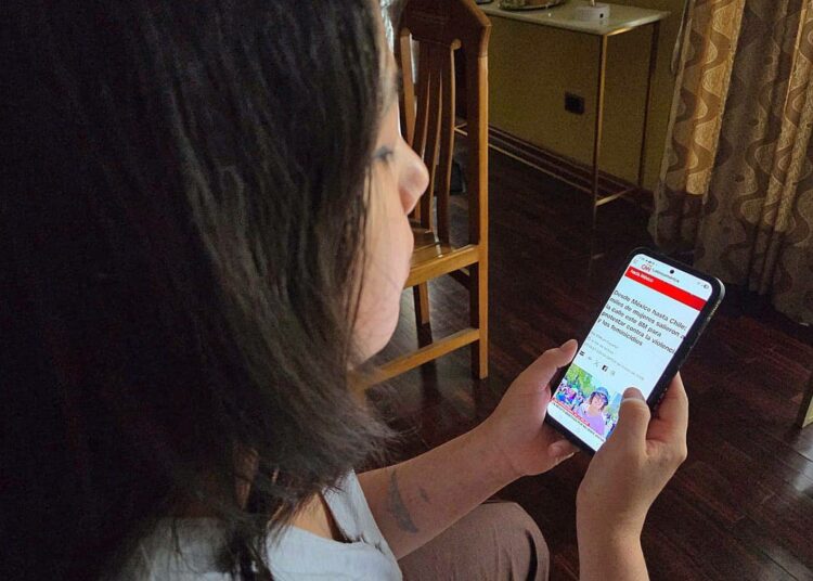 Moni perulainen kokee tiedotusvälineiden olevan sidoksissa poliittisiin ja taloudellisiin eturyhmiin, ei yhteiseen hyvään. Valtion tilastokeskus Inein mukaan joulukuussa 2025 vain 15 prosenttia kansalaisista luotti radioon ja televisioon ja 10 prosenttia lehdistöön.