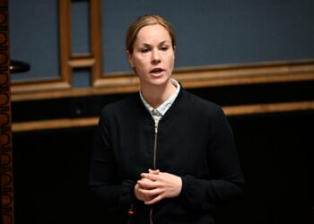 Oululainen kansanedustaja Hanna Sarkkinen toimi sosiaali- ja terveysministerinä pääministeri Sanna Marinin (sd.) hallituksessa 2021-23.