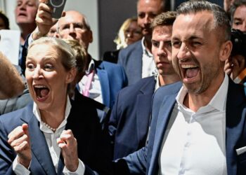 AfD:n puheenjohtaja Alice Weidel ja Saksi-Anhaltin kärkiehdokas Ulrich Siegmund juhlivat murskavoittoa osavaltion vaaleissa.