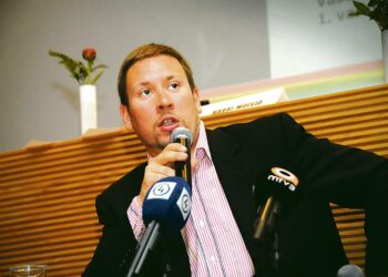 Paavo Arhinmäen jalkapallosta hankkima joukkuepelin asiantuntemus on tarpeen Vasemmistoliitossa.
