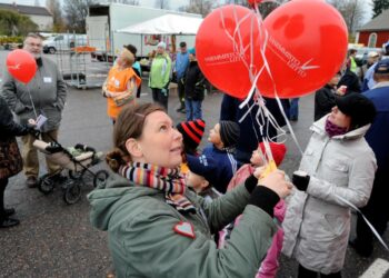 Salla Salo iloitsee Vasemmistoliiton Karkkilan uusintavaalissa saamasta luottamuslauseesta. Puolue sai Suomen punaisimmassa kaupungissa äänistä joka kolmannen. Kuva on vuoden 2008 kunnallisvaalikampanjan ajalta.