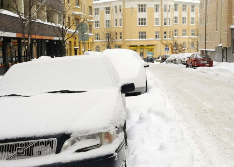 Helsinkiin on satanut lyhyessä ajassa runsaasti lunta. Kuva on Vaasankadulta.