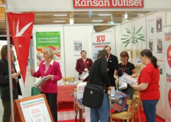 Kansan Uutisten ja Vasemmistoliiton osastolla Jyväskylän kirjamessuilla olivat talkoolaisina jakamassa Viikkolehtiä muun muassa Tuula Nieminen, Arja ja Hannu Hokkanen, Paula Rastas sekä Katja Minkkinen.