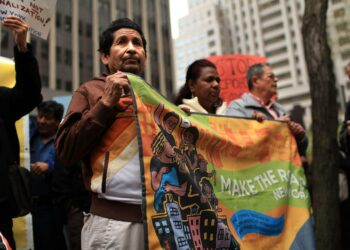 Arizonan siirtolaislain vastainen mielenosoitus New Yorkissa tiistaina.