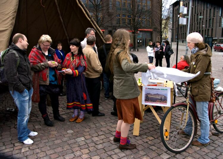 Savukoskelaisten kansalaisaktivistien lähetystön osallistujat pystyttivät Paasikiven aukiolle kodan, jossa joulupukki ystävineen jakoi tietoa Soklin alueelle suunniteltavan jättikaivoksen vaaroista ja riskeistä