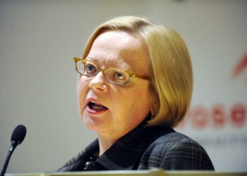 Vasemmistoliiton puoluesihteeri Sirpa Puhakka arvioi, että  viimeiset televisioidut vaaliväittelyt saattavat vaikuttaa yllättävän paljon vaalien lopputulokseen.