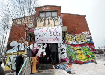 Romanit ovat käyttäneet Sosiaalikeskus Sataman pihaa leiripaikkanaan.