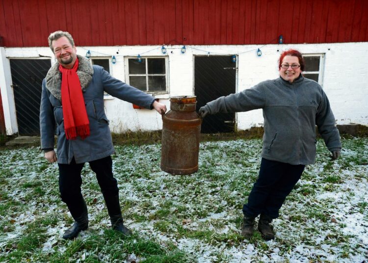Jari ja Elina Myllykoski asuvat Nakkilassa maalaisympäristössä hevosten, koiran ja kissan kanssa.