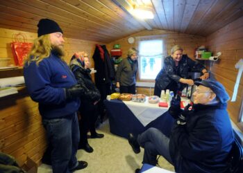 Helsingin vasemmiston vaalimökkiin mahtuu monenlaisia mielipiteitä. Jouni Puhakka (vas.) ja Aulis Riihelä käyvät kiivasta keskustelua, taustalla Arja Mäntyniemi ja Outi Ojala.