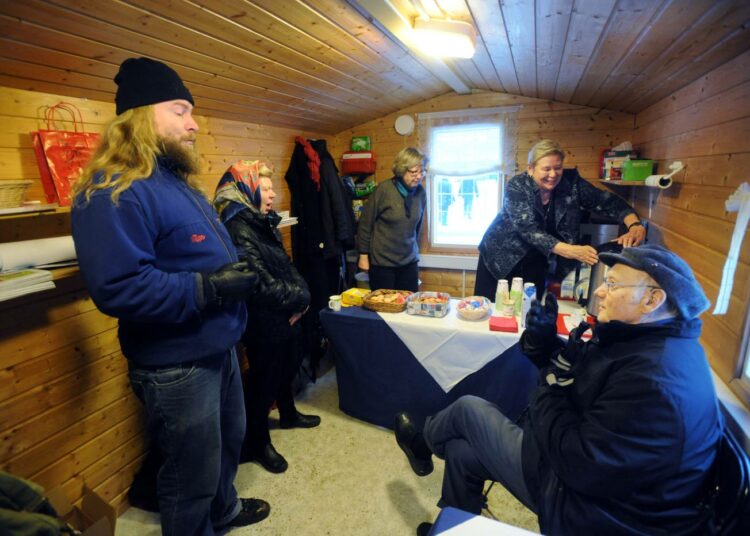 Helsingin vasemmiston vaalimökkiin mahtuu monenlaisia mielipiteitä. Jouni Puhakka (vas.) ja Aulis Riihelä käyvät kiivasta keskustelua, taustalla Arja Mäntyniemi ja Outi Ojala.