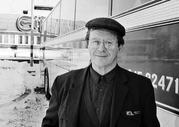 Urpo Ihalainen ajoi Keski-Suomen Liikenteen bussia nelostietä edestakaisin 33 vuoden ajan. Tämä kuva on vuodelta 1995.