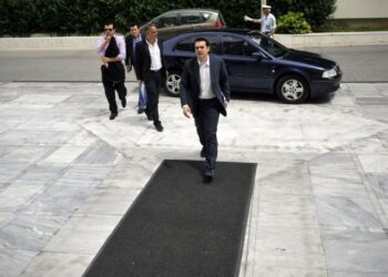Syrizan johtaja Aleksis Tsipras saapumassa tiistaina parlamenttiin otettuaan juuri vastaan hallitustunnustelijan tehtävän.
