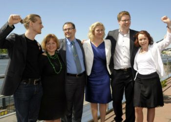 SDP:n johto uusiutui.Vas. varapuheenjohtajat Eero Vainio ja Krista Kiuru, puoluesihteeri Reijo Paananen, puheenjohtaja Jutta Urpilainen ja varapuheenjohtaja Antti Lindtman vierellään Pia Viitanen.