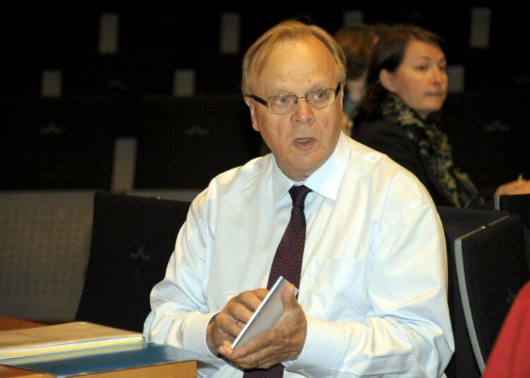 Työministeri Lauri Ihalainen vaatii EK:ta pitämään kiinni sopimuksista.
