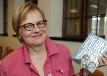 Sirpa Puhakka Perin suomalaine jytky -kirjan julkistamistilaisuudessa tiistaina.