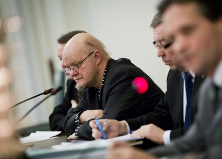Vihreiden kansanedustaja Osmo Soininvaaraa (kuvassa kesk.) kyllästyttää se, että on asioita, jotka eduskunta joutuu lisäämään talousarvioon vuodesta toiseen, koska ministeriöt jättävät ne vuodesta toiseen pois.
