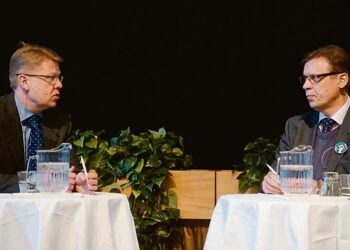 EK jatkaa sanelulinjallaan. Syksyllä se repi sovitun koulutusoikeuden, nyt Jyri Häkämies tarjoaa palkkaneuvotteluja, joiden lopputulos on nollalinja. Kuvassa Häkämies SAK:n puheenjohtajan Lauri Lylyn kanssa.