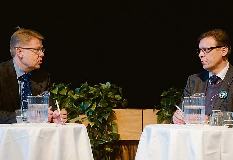 EK jatkaa sanelulinjallaan. Syksyllä se repi sovitun koulutusoikeuden, nyt Jyri Häkämies tarjoaa palkkaneuvotteluja, joiden lopputulos on nollalinja. Kuvassa Häkämies SAK:n puheenjohtajan Lauri Lylyn kanssa.
