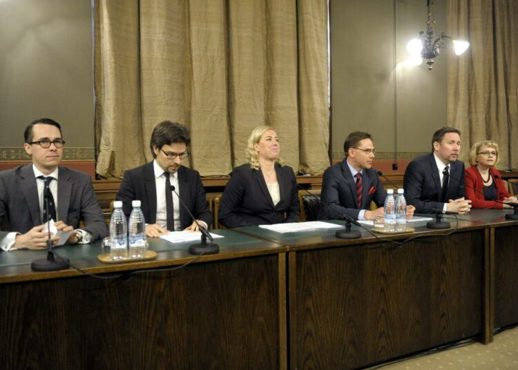Hallituspuolueiden edustajat kehysriihen tiedotustilaisuudessa 21. maaliskuuta.