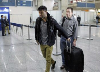 David Miranda ja Glenn Greenwald Rio de Janeiron lentokentällä, jonne Miranda pääsi oltuaan yhdeksän tuntia brittiviranomaisten kuulusteltavana terrorismilakien nojalla.