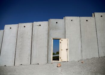 Al Walajan kylää kiertävä muuri on kahdeksan metriä korkea betonirakennelma.