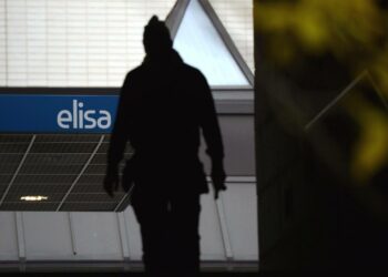 Elisa liittyi maanantaina syksyn irtisanomisbuumiin.