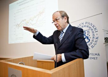Suomen Pankin pääjohtaja Erkki Liikanen esitteli torstaina talousennusteen vuosille 2013-2015.