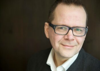 Kari Hotakainen on hieman hämmästynyt romaaniensa suosiosta teatterin ja elokuvantekijöiden keskuudessa.