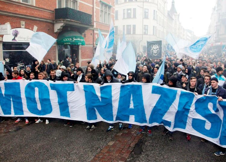 Tuhannet ihmiset osallistuivat viime sunnuntaina Malmössä natsien vastaiseen mielenosoitukseen. Osallistujat ilmaisivat tukensa  feministiselle Ta natten tillbaka -marssille. Joukko natseja hyökkäsi marssijoiden kimppuun puukoin aseistautuneena.