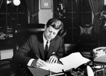 Presidentti John F. Kennedy allekirjoittamassa julkilausumaa, jolla valtuutettiin Kuuban asettaminen karanteeniin.