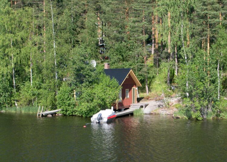 Rantasaunaa luonnonmukaisempaa ei olekaan. Tai siltä ainakin tuntuu. Siksi viesti puunpolttoon liittyvistä terveysriskeistä menee huonosti läpi.